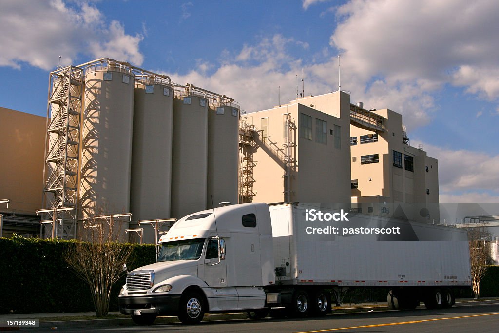 Grande fabbrica di trasporto spedizione cargo trasporto - Foto stock royalty-free di Inviare