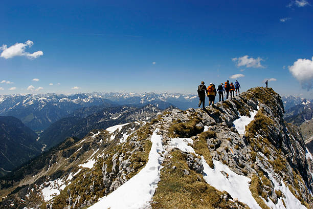 cresta rocosa - mountain mountain peak snow spring fotografías e imágenes de stock