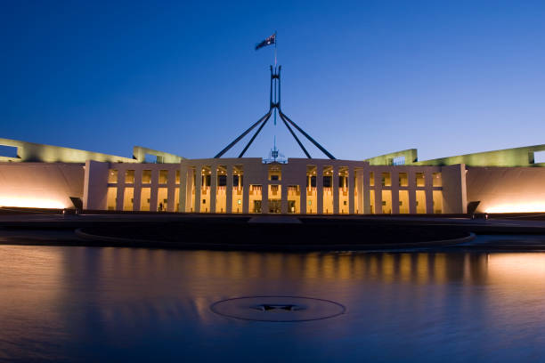 el parlamento casa, australia - australia canberra night houses of parliament london fotografías e imágenes de stock