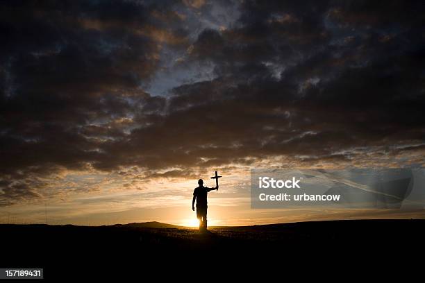 Pôrdosol - Fotografias de stock e mais imagens de Cristianismo - Cristianismo, Ficar de Pé, Homens