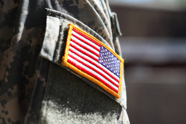 soldado militar de bandeira americana braço sistema transdérmico - american culture army usa flag imagens e fotografias de stock