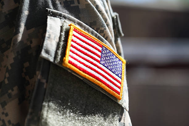 военные солдат's американский флаг руку накладные - military flag стоковые фото и изображения