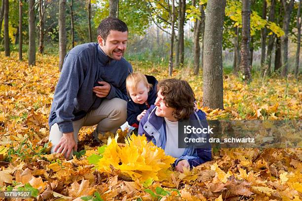 Photo libre de droit de Famille En Automne banque d'images et plus d'images libres de droit de Activité - Activité, Activité de loisirs, Adulte