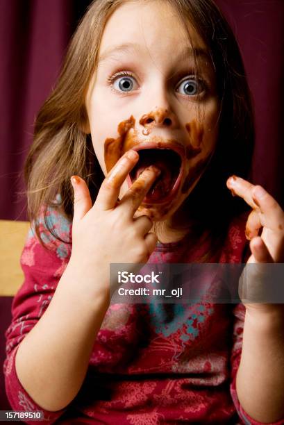 Chica Cheeky Chocolate Foto de stock y más banco de imágenes de Chocolate - Chocolate, Niño, Lamer