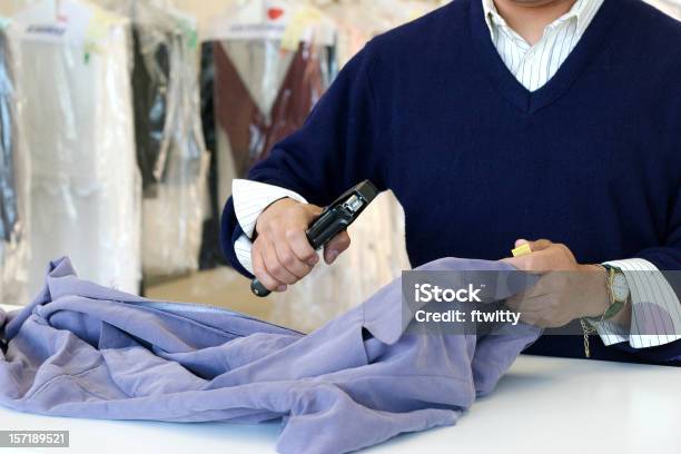 Foto de Etiquetas De Roupas e mais fotos de stock de Lavado a Seco - Lavado a Seco, Etiqueta - Mensagem, Lavanderia - Edifício público