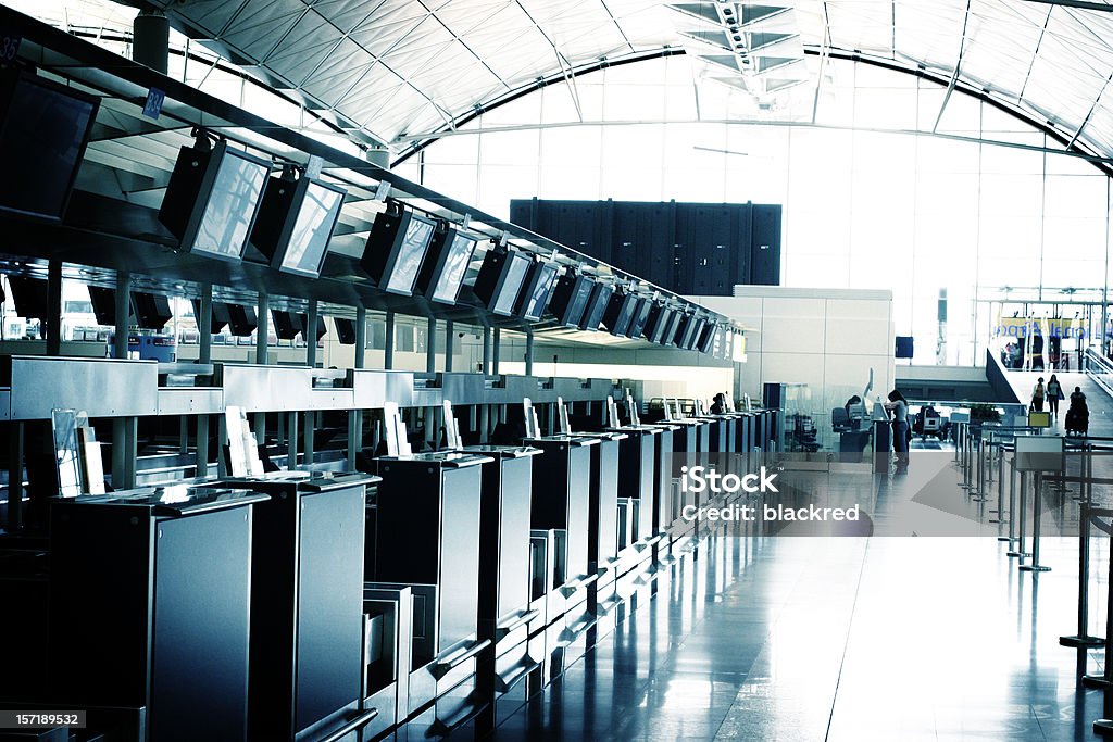 Les comptoirs d'enregistrement de l'aéroport - Photo de Écran d'ordinateur libre de droits