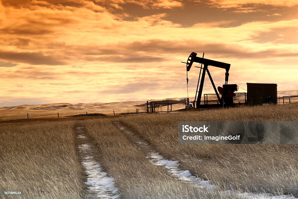 Prairie Pumpjack con un espectacular cielo al atardecer - Foto de stock de Alberta libre de derechos