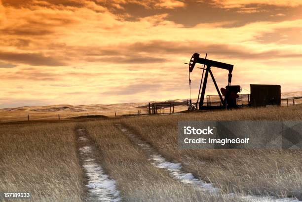 Prairie Pumpjack Con Cielo Drammatico Tramonto - Fotografie stock e altre immagini di Alberta - Alberta, Arancione, Combustibile fossile