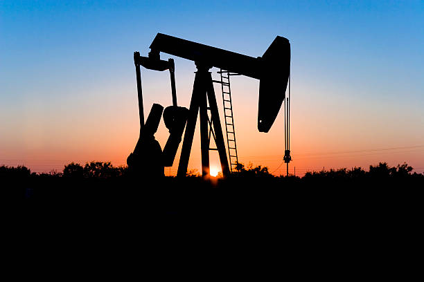 texas oil pump pumpjack et au coucher du soleil - fuel and power generation oil industry petroleum industry photos et images de collection