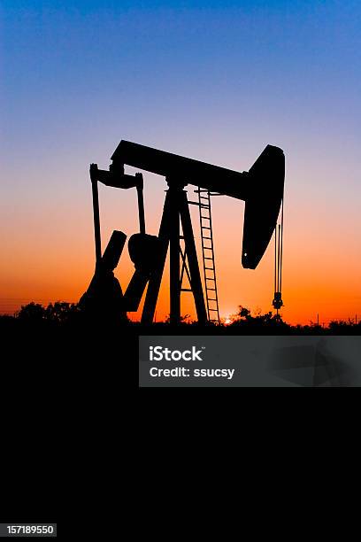 Texas Ölquelle Pump Pumpjack Silhouette Sonnenuntergang Stockfoto und mehr Bilder von Ausrüstung und Geräte