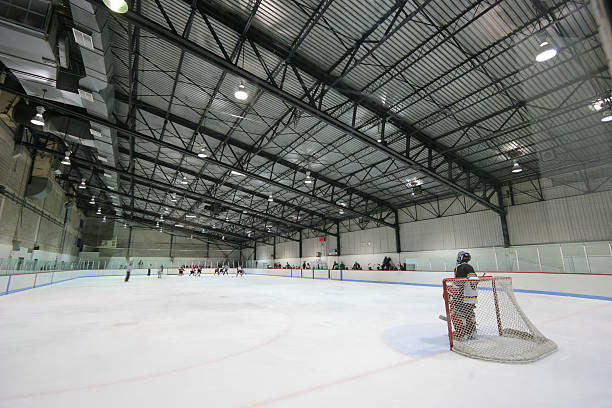 large modern interior hockey arena - ijshockey mannen fotos stockfoto's en -beelden