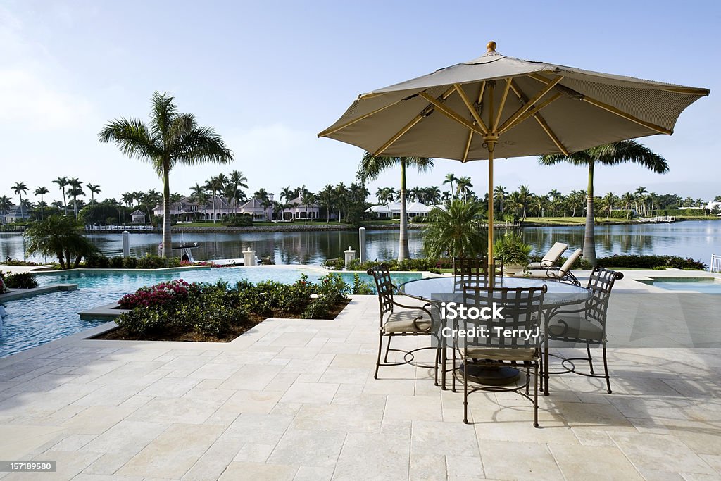 Magnifique piscine et terrasse avec vue sur l'océan - Photo de Floride - Etats-Unis libre de droits