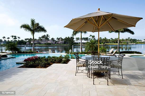 Splendida Piscina E Di Un Patio Con Vista Su Corso Dacqua - Fotografie stock e altre immagini di Florida - Stati Uniti