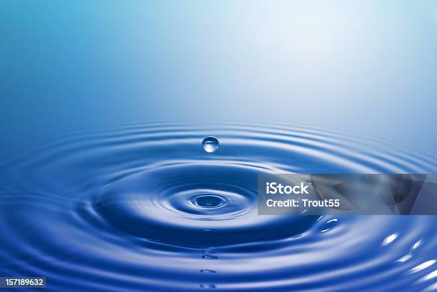 Gota De Água - Fotografias de stock e mais imagens de Azul - Azul, Cair, Chapinhar