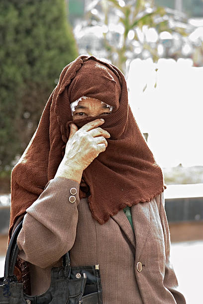 donna musulmana velato di kashgar, xinjiang, cina occidentale - uighur foto e immagini stock