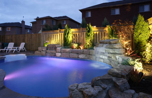 jardin de la piscine de nuit - pool at night photos et images de collection