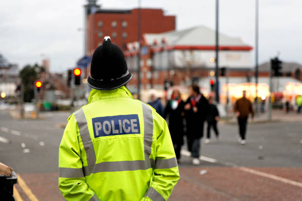 伝統的な英国のヘルメットを着用 policeman 命日人々は、次を参照してください。 - police helmet ストックフォトと画像