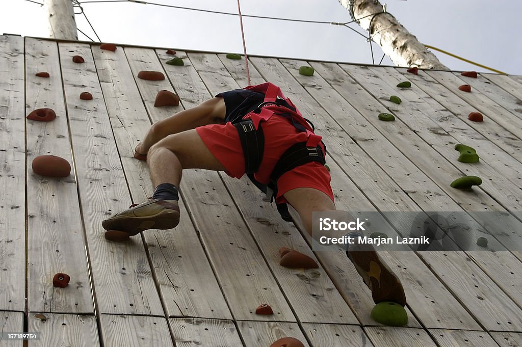 Alpinista no curso de escalada - Foto de stock de Escalar royalty-free