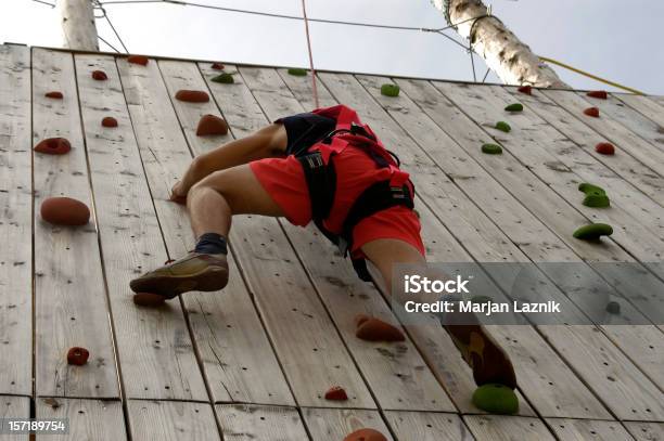 Foto de Alpinista No Curso De Escalada e mais fotos de stock de Escalar - Escalar, Muro, Madeira