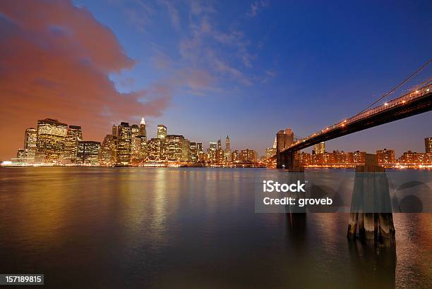 Lower Manhattan Y El Puente De Brooklyn Foto de stock y más banco de imágenes de Aire libre - Aire libre, Anochecer, Bajo Manhattan - Manhattan