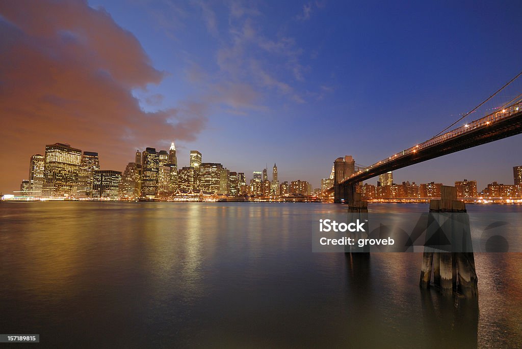 Lower Manhattan e Brooklyn bridge - Foto stock royalty-free di Accendere (col fuoco)