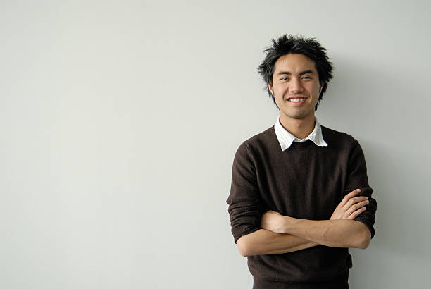 souriant jeune homme asiatique - one person staring people smart casual photos et images de collection