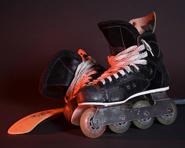de hockey sobre patines de ruedas y barra - hockey sobre ruedas fotografías e imágenes de stock