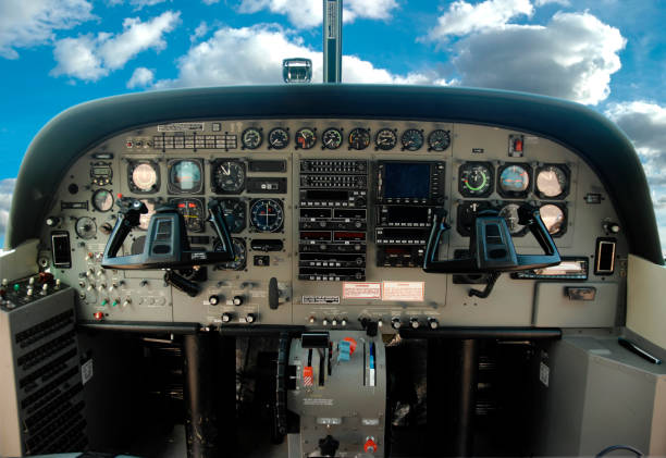 飛行機のコックピット - airplane altitude dial speedometer equipment ストックフォトと画像