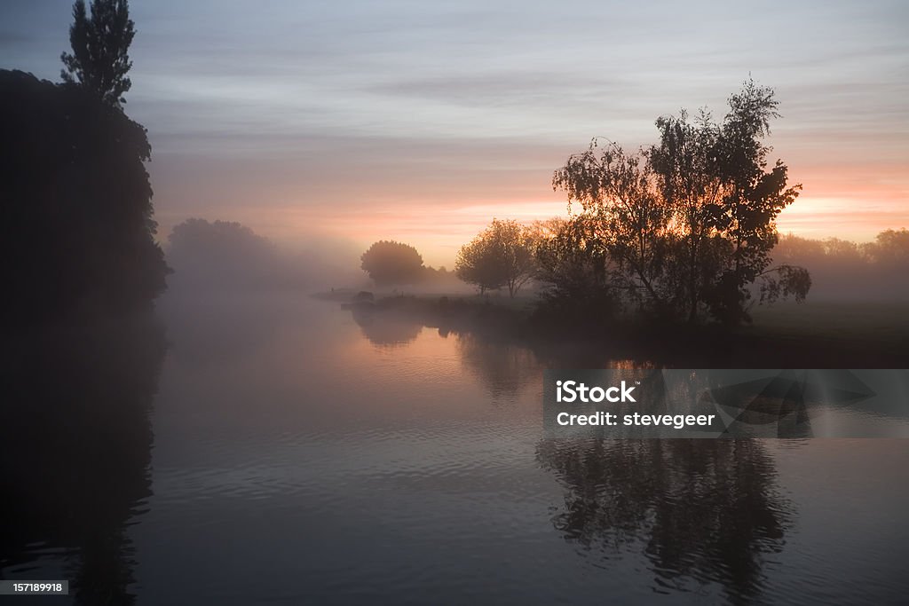 Rio Tâmisa, ao amanhecer - Foto de stock de Oxfordshire royalty-free