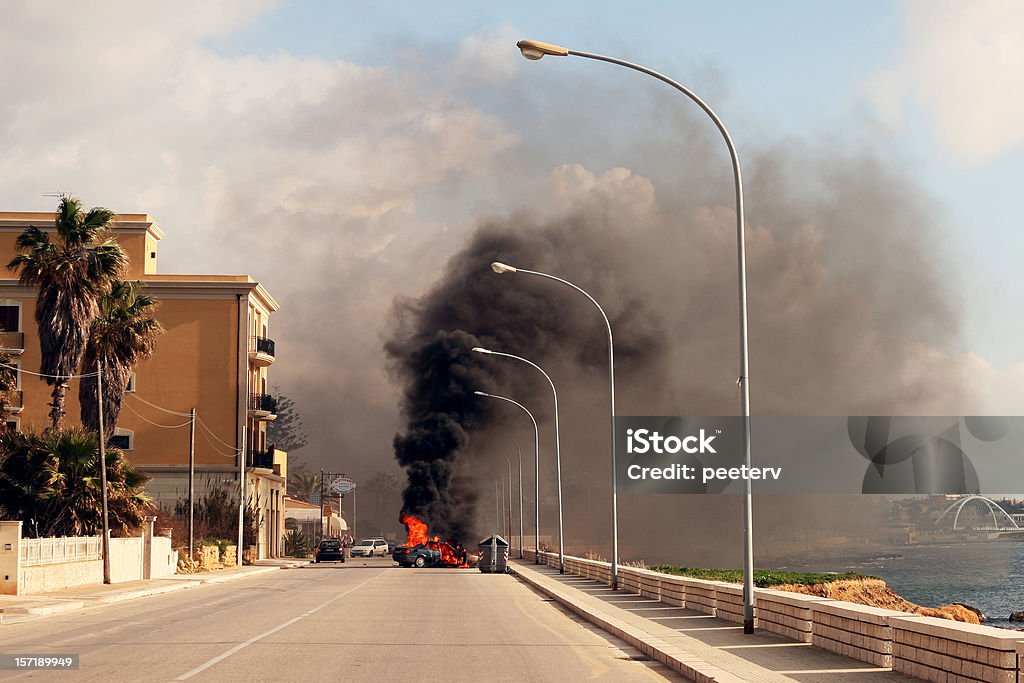 Burning Auto auf der Straße von sizilianische Stadt. - Lizenzfrei Auto Stock-Foto