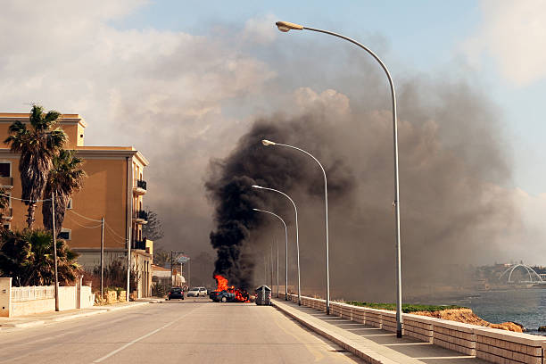 burning coche en la calle de la ciudad de sicilia. - terrorism fotografías e imágenes de stock