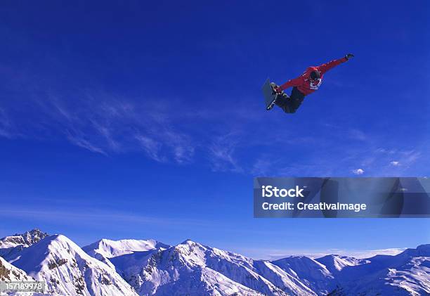 Alpes De Snowboard - Fotografias de stock e mais imagens de Montanha - Montanha, Agarrar a Prancha, Agilidade