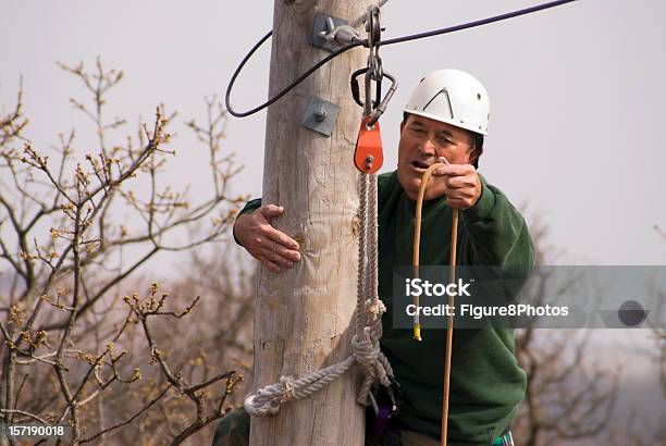 Arrampicata Istruttore - Fotografie stock e altre immagini di Adulto in età matura - Adulto in età matura, Ambientazione esterna, Casco protettivo da sport