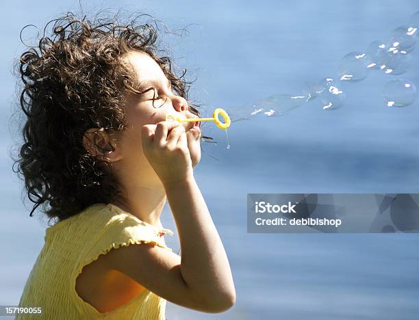 여자아이 불기 비눗방울 Into The Sun 4-5세에 대한 스톡 사진 및 기타 이미지 - 4-5세, 기포, 노랑
