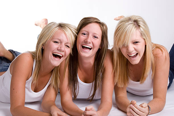 trzy dziewczyny śmiech - child laughing blond hair three people zdjęcia i obrazy z banku zdjęć