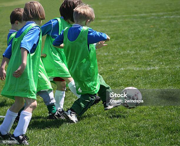 Foto de Garoto Está Ativa Jogador De Futebol e mais fotos de stock de 6-7 Anos - 6-7 Anos, Atividade, Atividade Móvel