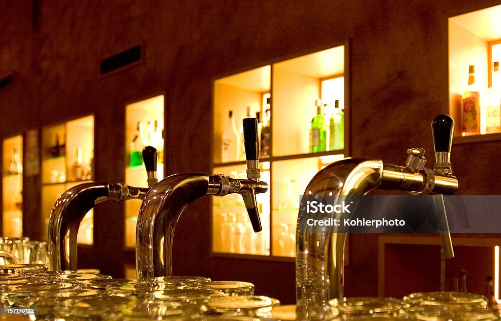 Gwintowniki piwa w barze - Zbiór zdjęć royalty-free (Alkohol - napój)