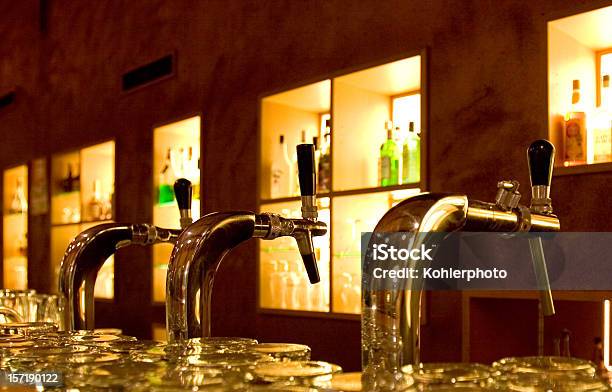 Gwintowniki Piwa W Barze - zdjęcia stockowe i więcej obrazów Alkohol - napój - Alkohol - napój, Alkohol wysokoprocentowy, Bar - Lokal gastronomiczny