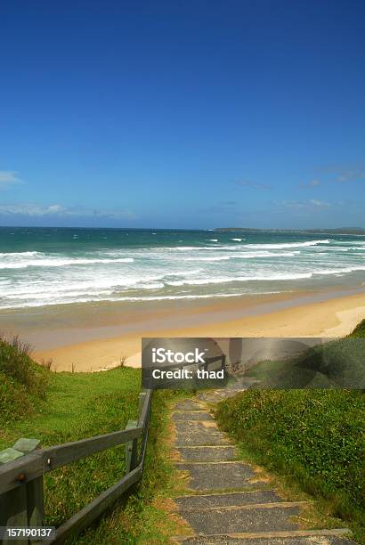 Kroki Na Bezludną Beach - zdjęcia stockowe i więcej obrazów Bezchmurne niebo - Bezchmurne niebo, Brzeg wody, Charakterystyka brzegu