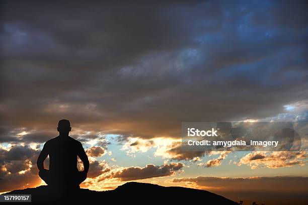 Yoga Bei Sonnenuntergang Silhouette Landschaft Stockfoto und mehr Bilder von Kontur - Kontur, Yoga, Dramatischer Himmel