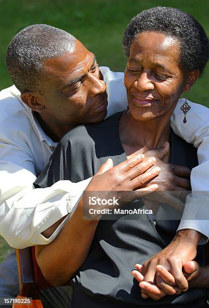 Ancora In Amore Tre - Fotografie stock e altre immagini di 55-59 anni - 55-59 anni, 60-64 anni, Abbracciare una persona