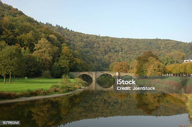 Foto de Ponte Espelhadas No Rio Semois Valônia Bélgica e mais fotos de stock de Floresta das Ardenas - Floresta das Ardenas, Bélgica, Amarelo