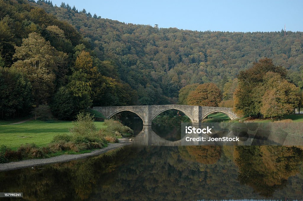 Puente sobre el río Semois belga Ardennes Bélgica - Foto de stock de Aire libre libre de derechos