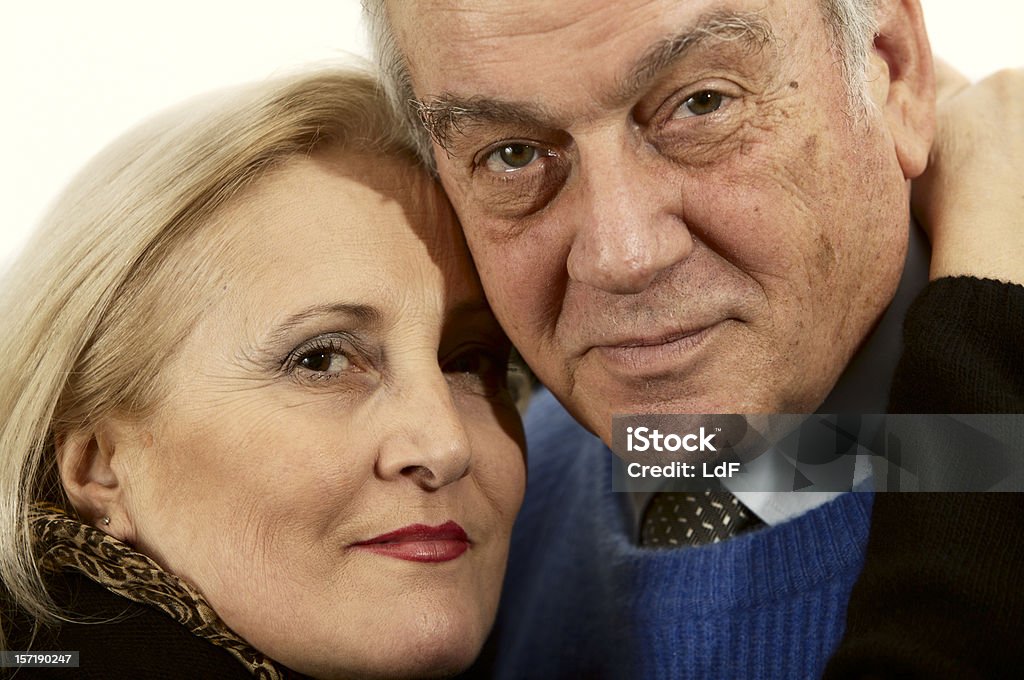 Altes Paar umarmen - Lizenzfrei 65-69 Jahre Stock-Foto