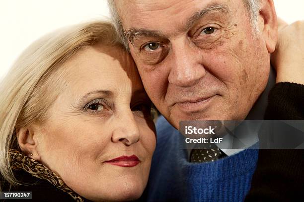 Altes Paar Umarmen Stockfoto und mehr Bilder von 65-69 Jahre - 65-69 Jahre, Aktiver Senior, Alter Erwachsener