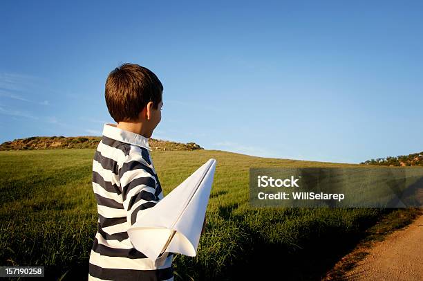 Junge Spielt Mit Flugzeugmotiv Stockfoto und mehr Bilder von Papierflugzeug - Papierflugzeug, Halten, Kind