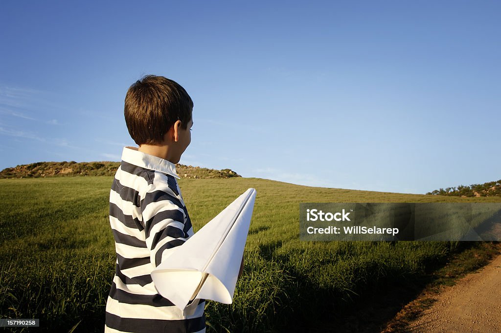 Niño jugando con avión - Foto de stock de Avión de Papel libre de derechos