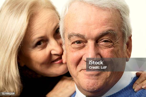 Retrato Feliz Casal Idoso - Fotografias de stock e mais imagens de 65-69 anos - 65-69 anos, Abraçar, Amor