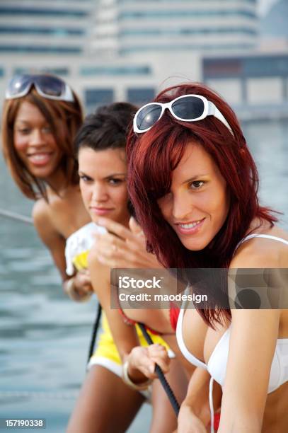 Diversión En El Catamarán Foto de stock y más banco de imágenes de Amistad - Amistad, Cabello humano, Fuerza