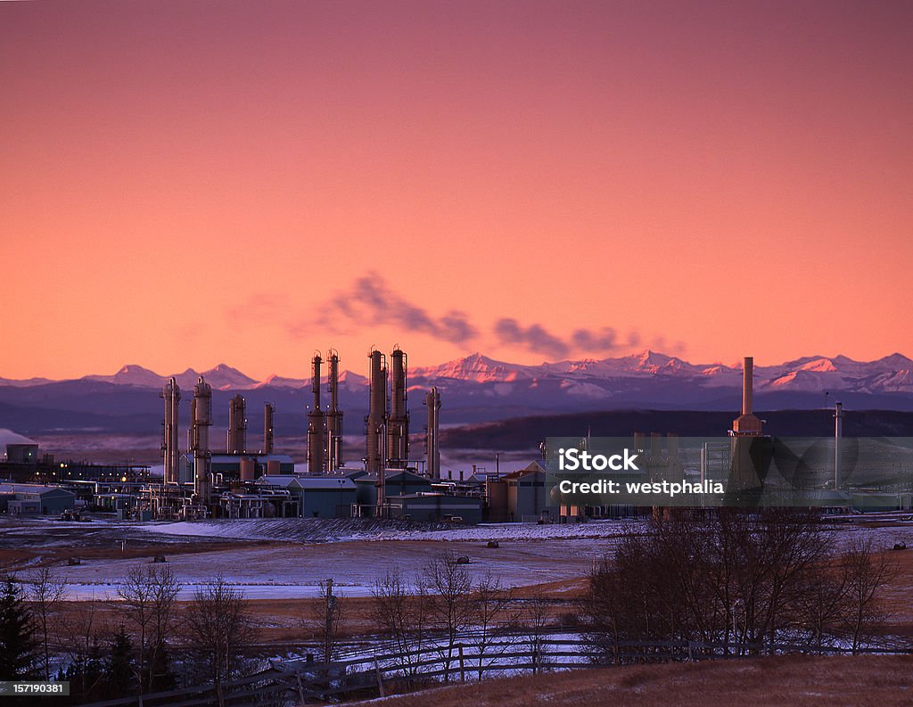 Sunrise mit Gas Pflanze und die Berge - Lizenzfrei Kontur Stock-Foto